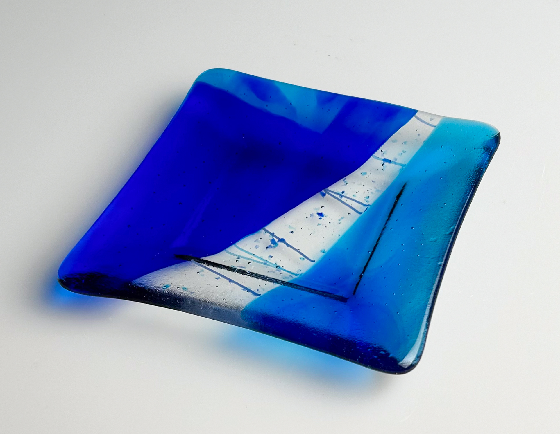 You are currently viewing Blue and White Plate Fused Glass