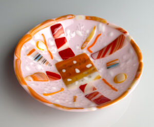 Read more about the article Pink and Red Candy Dish Fused Glass